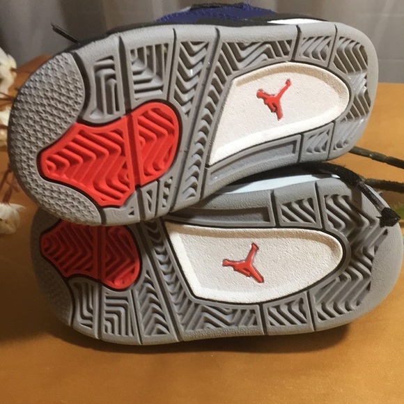 🎉HP🎉JORDAN 4 RETRO SNEAKERS - Picture 3 of 5